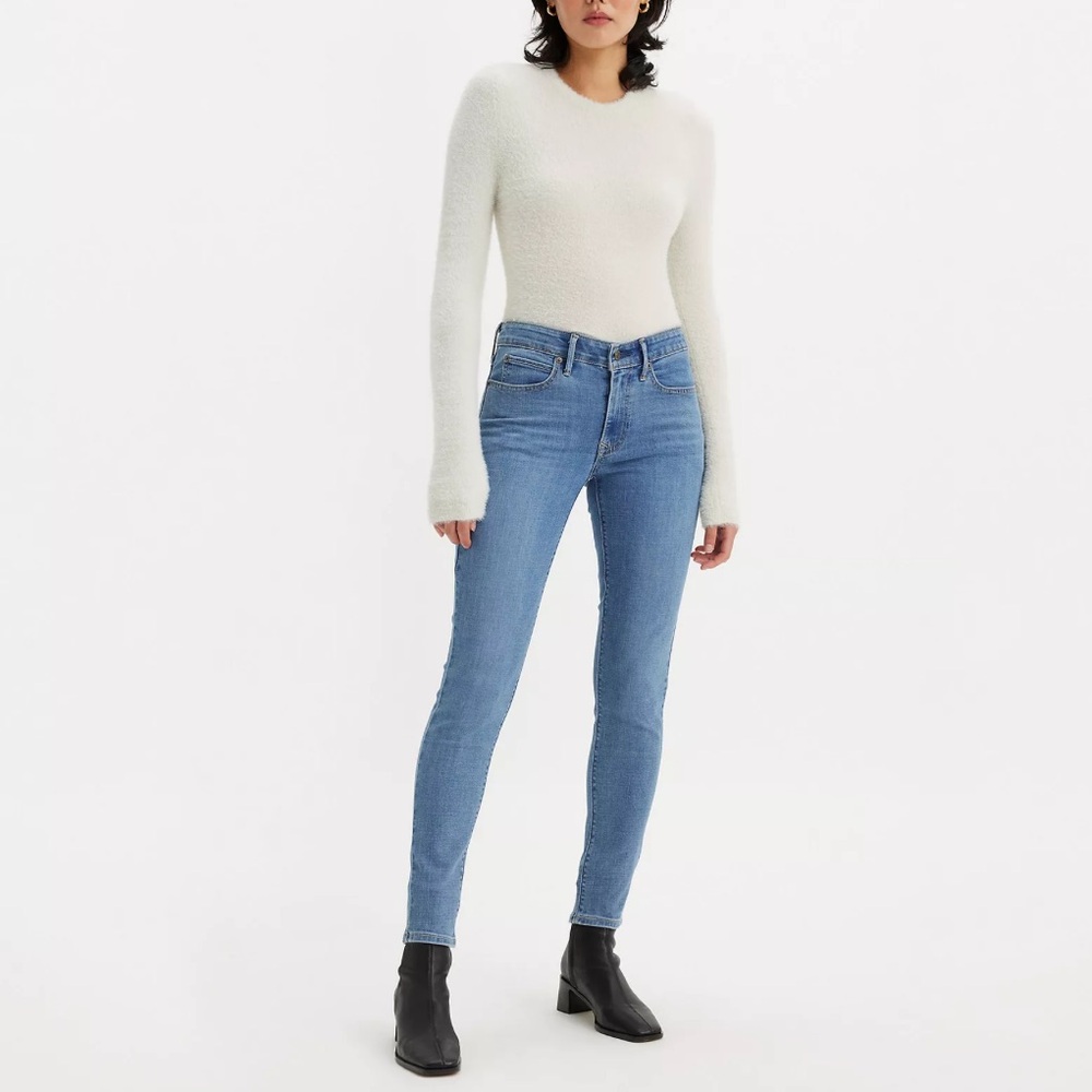 Like new, Levi’s 511 skinny jeans in light blue color